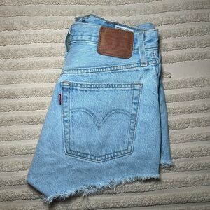 Light wash Levi shorts